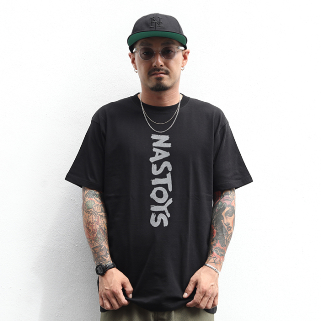 NASTOYS/ナストイズ「Brush Logo S/S TEE」プリントS/STシャツ