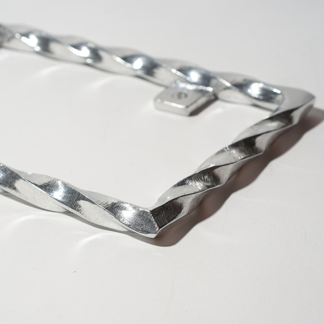 HWZN.MFG.Co./ハウゼンエムエフジー「Twisted License Frame / GLOSSY