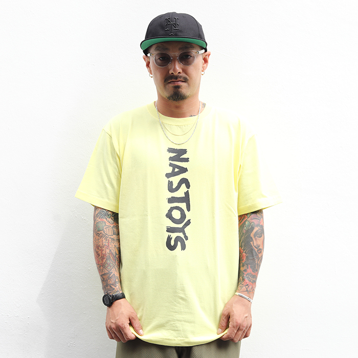 NASTOYS/ナストイズ「Brush Logo S/S TEE / YELLOW」プリントS/STシャツ