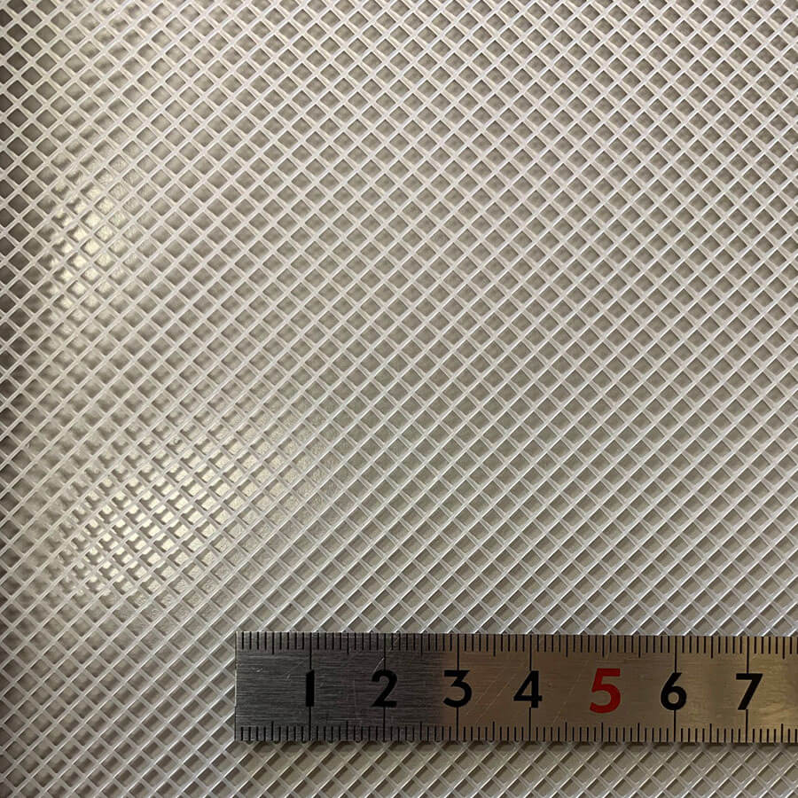 スペーサーネット PP 耐熱90℃｜耐薬品性 丸目 #316PP を定規で測っている