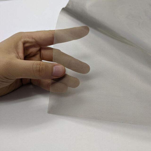 透視性シールドメッシュ50dBを手で触っている