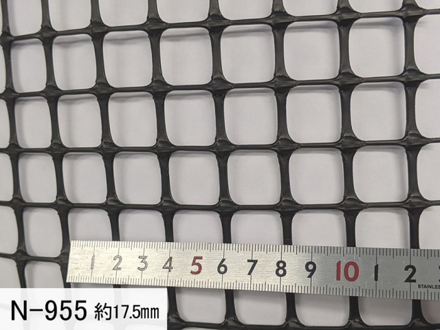 トリカルネット プラスチックネット（ami-n-955）を定規で測っている