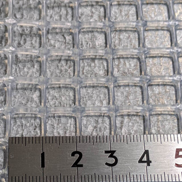 高密度ポリエチレン半透明色 耐熱70℃ 耐薬品性 角目 #10 目開き約8mmを定規で測っている