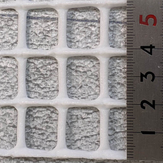 低密度ポリエチレン白色を定規で測っている