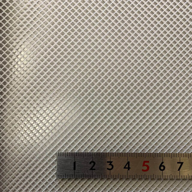 スペーサーネット PP 耐熱90℃｜耐薬品性 丸目 #316PP を定規で測っている