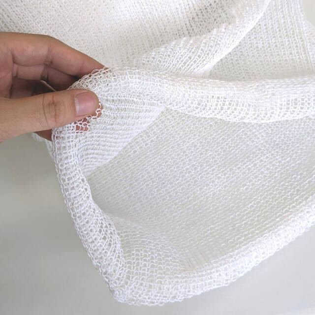 テフロンネット 約5mm目 筒状幅:400mmwの入口部分を手で触っている