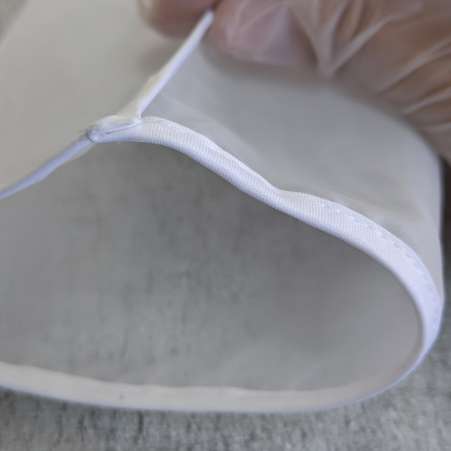 化粧水濾過メッシュ袋を手で持っている