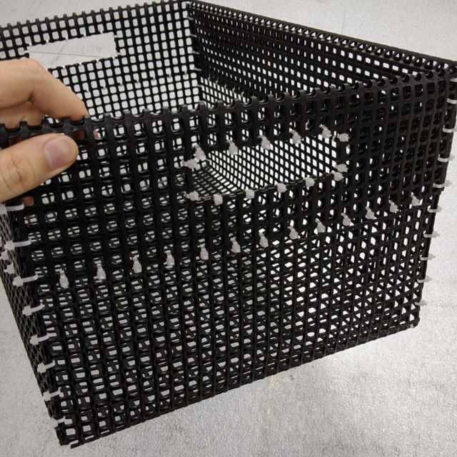 打痕防止内かごを手で触っている画像