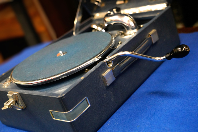 中古】ポータブル蓄音機 