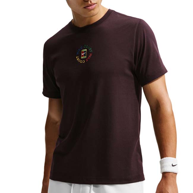 【日本サイズ】ナイキ(NIKE) 2026 FA メンズ Dri-FIT 刺繍入り テニスTシャツ IM6129-647 バーガンディアッシュ(26y8mテニス)