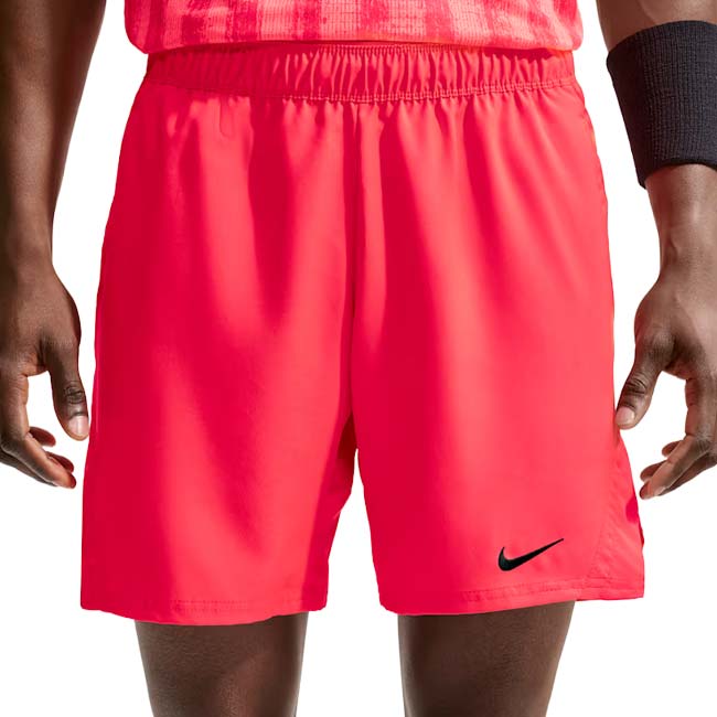 【日本サイズ】ナイキ(NIKE) 2026 FA メンズ コート ビクトリー 7インチ ゲームショートパンツ FD5381-635 ブライトクリムゾン×BK(26y8mテニス用ゲームウェア)
