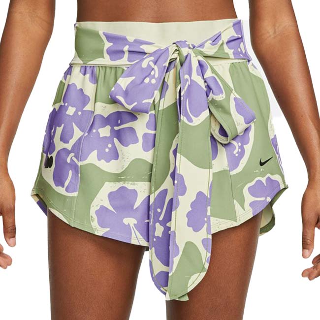 【大坂 なおみ】【日本サイズ】ナイキ(NIKE) 2023 SU レディース ウエストリボン付き プリント ショートパンツ DX1849-386 オイルグリーン×BK(23y5mテニス)