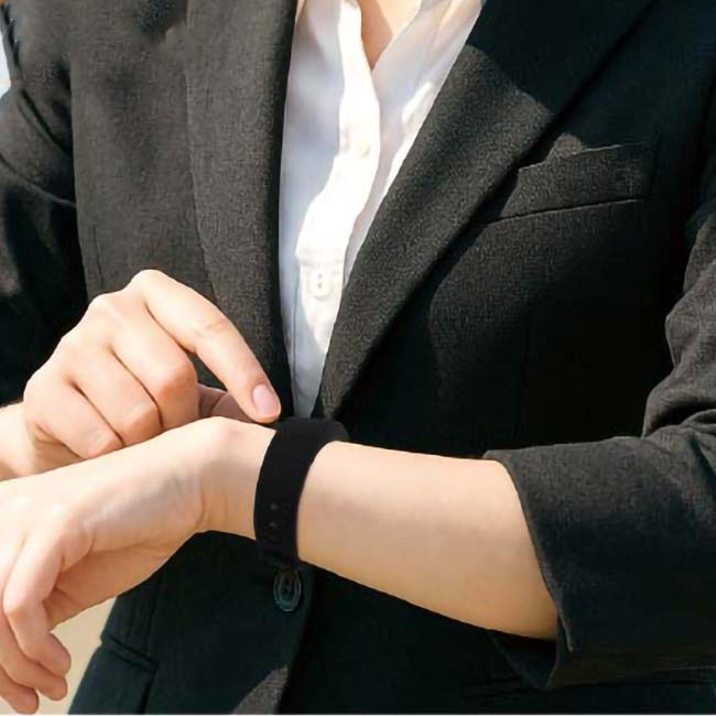 【ワンボタンで温度を計測】ハック(HAC) 猛暑対策ウォッチ 時計＆アラーム USB充電式 アプリ不要 高温時バイブ通知 暑さ対策 HAC5368A ブラック(26y4m)