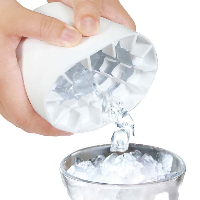 【やわらかく取り出しやすい】ハック(HAC) アイスキューブメーカー シリコン製氷器 1.3cm角の氷60個製造可能 HAC4597 ホワイト(25y6m)