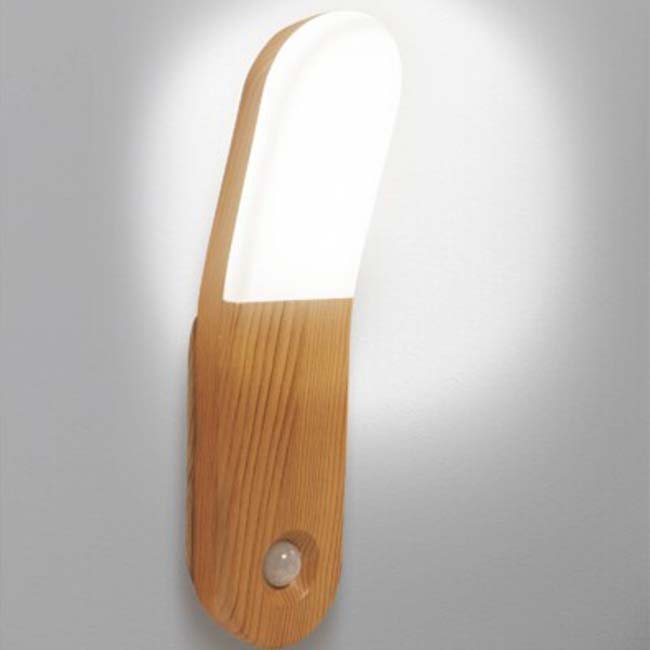 在庫処分特価】「自動で点灯＆消灯」ハック(HAC) 充電式 木目調マルチセンサーライト ハンディライト 人感センサー塔載 省エネ仕様 防犯防災 HAC4112-木目(24y6m)