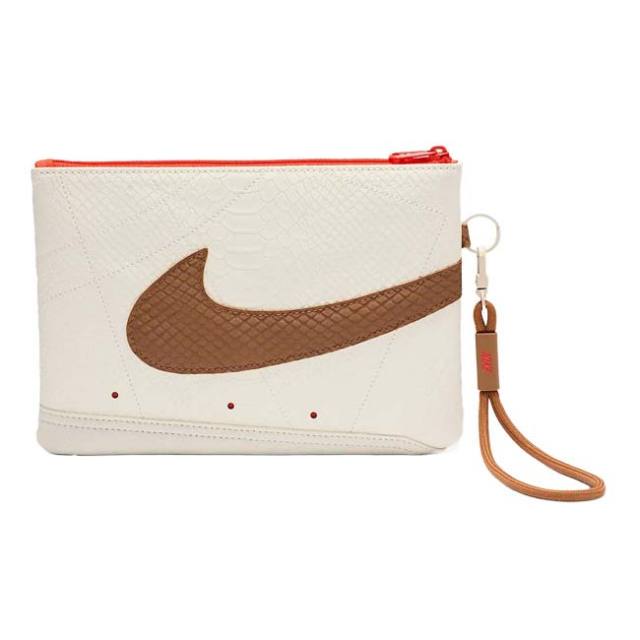ナイキ(NIKE) 2025 SU ユニセックス BLAZER ブレーザー ラージリストレット SNAKE ポーチ 小物入れ N1011944-120 ペールアイボリー(25y5m)