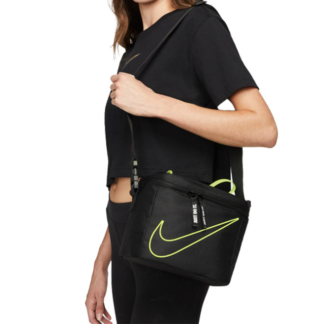 ナイキ Nike フラッグ Nan スウッシュロゴ 保冷バッグ ランチバッグ お弁当バッグ 9a2932 023 ブラック 22y7m