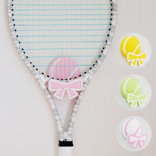 【8日から72時間 8%OFFクーポン】【マイラケットをおしゃれに飾れる♪】YYプロジェクト(YY Project) 壁掛け テニスラケットホルダー テニスボール&リボンシリーズ 両面テープ式 YY003(25y8m)