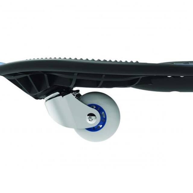 サーフィンやスノーボードのような感覚で滑れる」レイザー(RAZOR