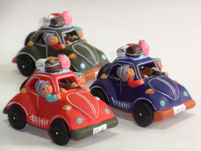 素焼き・ハンドペイントのセラミカ（陶）の置物＜ペルーのタクシー