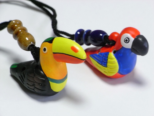 フェアトレードのオカリナペンダントオオハシ・コンゴウインコ