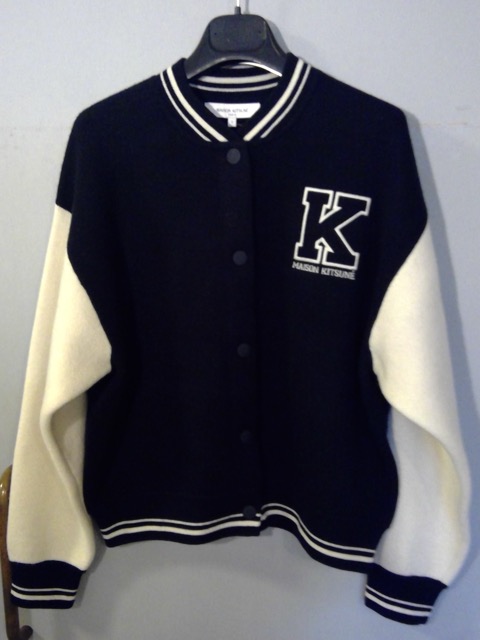 MAISON KITSUNÉ（メゾン・キツネ）College Knit Bomber Cardigan（カレッジ・ニット・ボンバー・カーディガン）Classic Navy x Ecru（クラシック・ネイビー×生成）