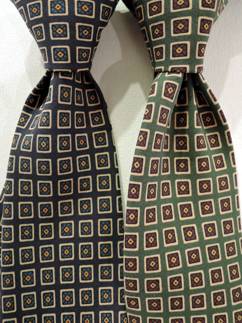 ドレイクス （Drake's） 【新作】 「Diamond Print Silk Tie」 小紋柄プリントシルクタイ 【NAVY、GREEN】