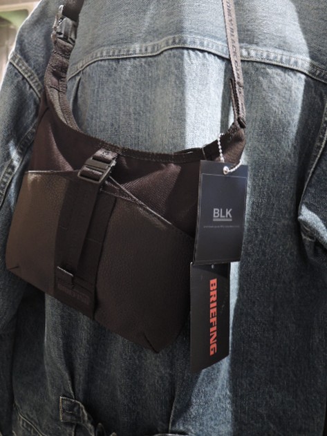 White Mountaineering (ホワイトマウンテニアリング) BRIEFING DAILY SACOCHE サコッシュ BLACK