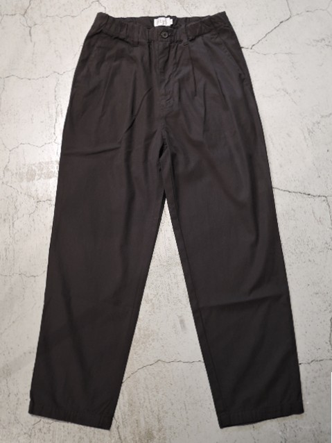 STILL BY HAND (スティルバイハンド) PT01261 強撚コットンツイル製品染 2タックトラウザース INK BLACK