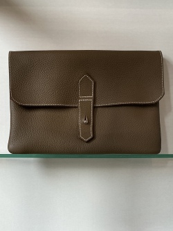 Charles et Charlus（シャルル・エ・シャルリュス）WS/CESAR Graine Leather Clutch Bag（グレイン・レザー・クラッチ・バッグ）LOUTRE（オリーブ・グレー）
