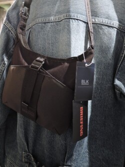 White Mountaineering (ホワイトマウンテニアリング) BRIEFING DAILY SACOCHE サコッシュ BLACK