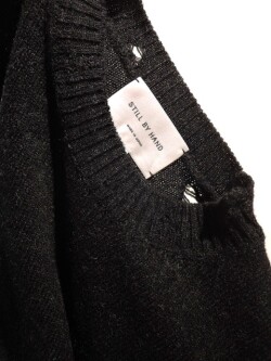 STILL BY HAND (スティルバイハンド) KN01253 ダメージライク プルオーバーニット DARK CHARCOAL