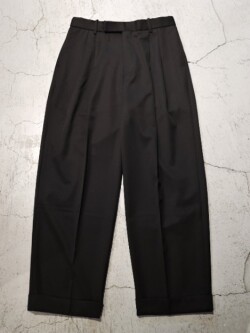 MARKAWARE (マーカウエア) A25C01PT01C オーガニックウール 2/80 ギャバジン ダブルプリーテッドワイドトラウザーズ BLACK