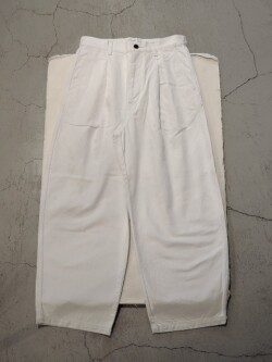 STILL BY HAND (スティルバイハンド) DN03261 11.5oz ライトウェイトデニム カーブパンツ ASH WHITE