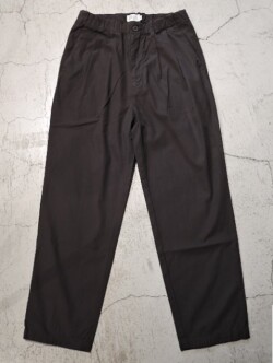 STILL BY HAND (スティルバイハンド) PT01261 強撚コットンツイル製品染 2タックトラウザース INK BLACK