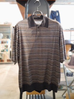 marka (マーカ) M26A12CS01B Super120s ウォッシャブルウール天竺 ワンボタンポロTee S/S BEIGE BORDEER