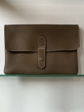 Charles et Charlus（シャルル・エ・シャルリュス）WS/CESAR Graine Leather Clutch Bag（グレイン・レザー・クラッチ・バッグ）LOUTRE（オリーブ・グレー）