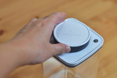 真空保存容器ターンシール操作