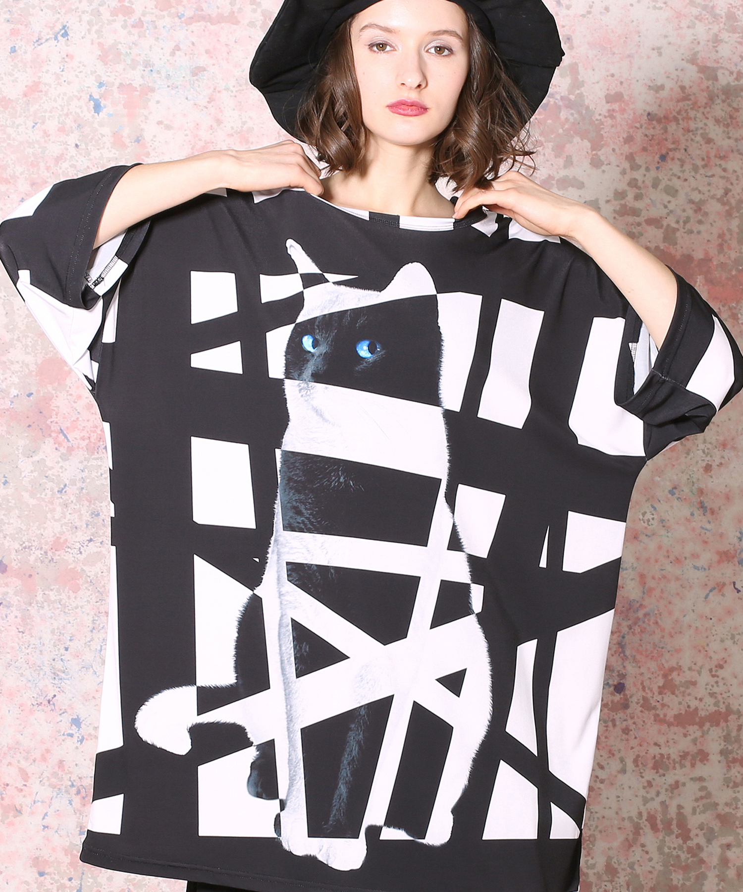 黒と白と黒猫と。Tシャツ -メガビッグ-