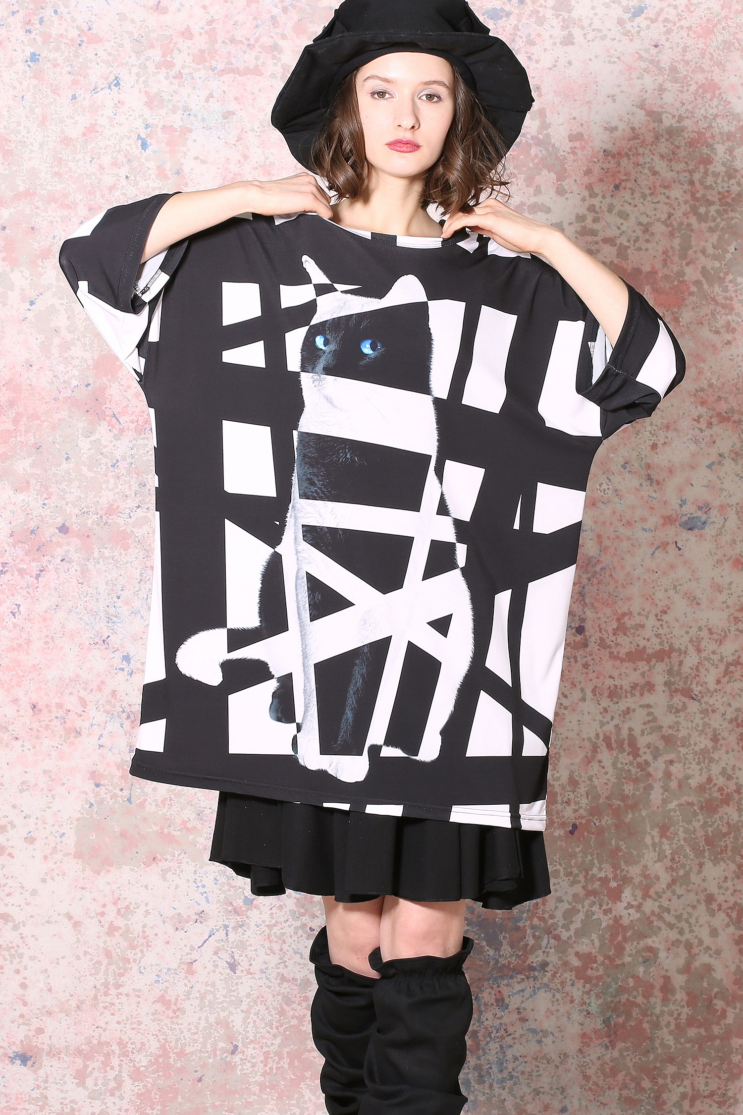 黒と白と黒猫と。Tシャツ -メガビッグ-