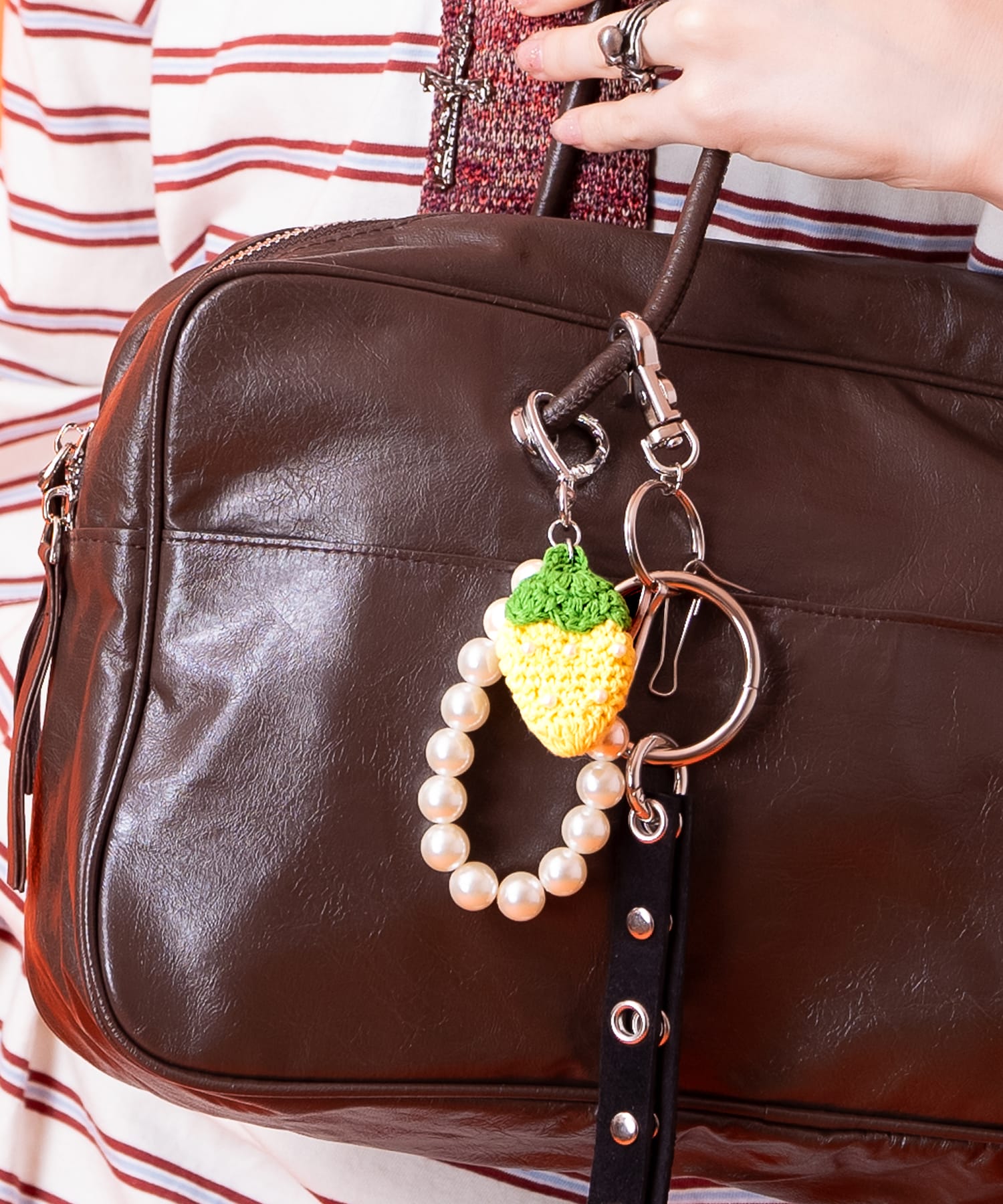 an meets zakka ストロベリー手編みニットチャームパールストラップハート型フックキーホルダー