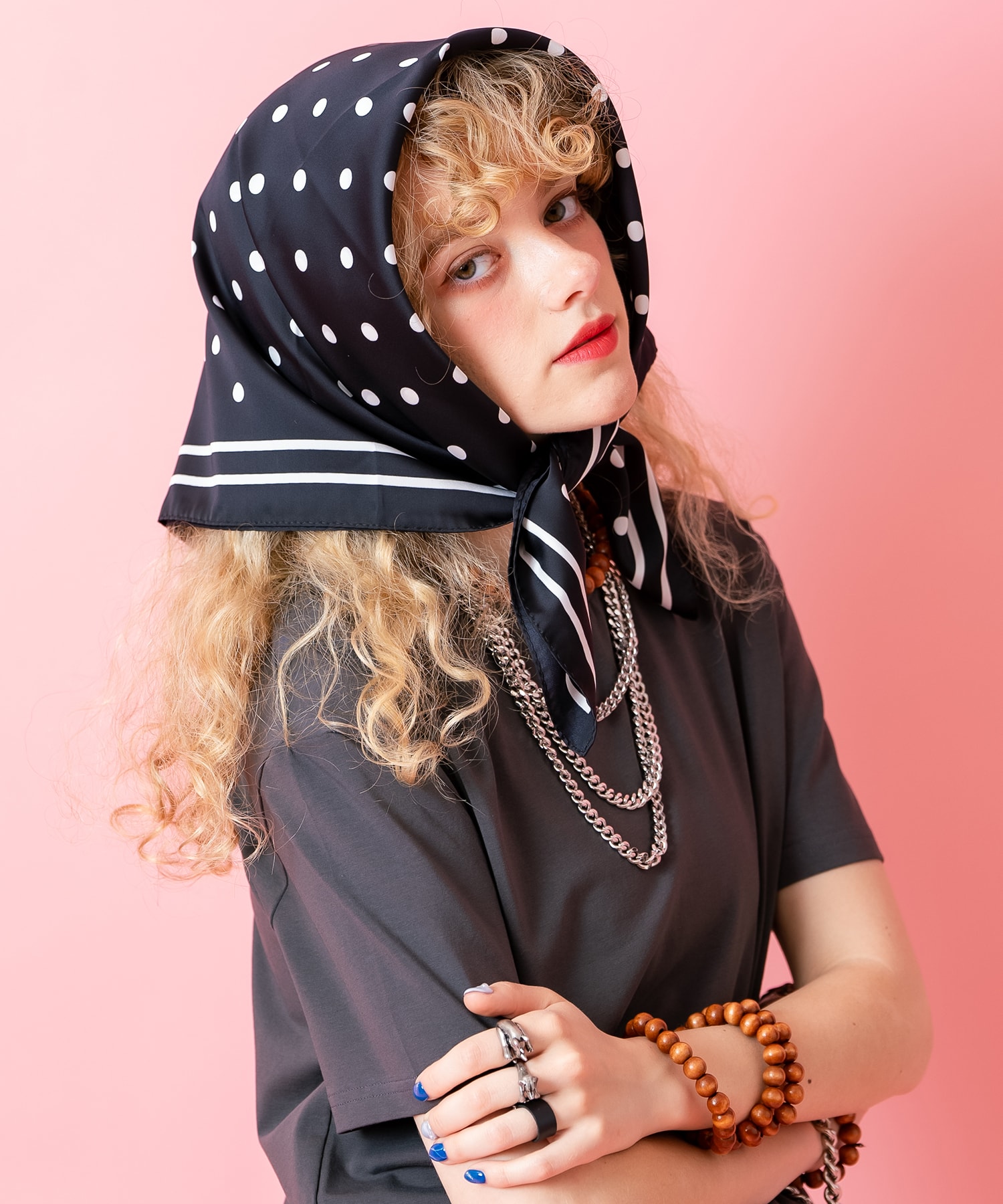 超大判スカーフ 130cm正方形 アンティークゴールドのコインチャーム付 エスニック 「さらっ」「ふわっ」としたフィーリング 南国花鳥 羽織パレオ  アレンジ レトロクラシックパターンバリエーション大判スカーフ(70cm×70cm) / レディース メンズ ユニセックス 柄 ankoROCK ...