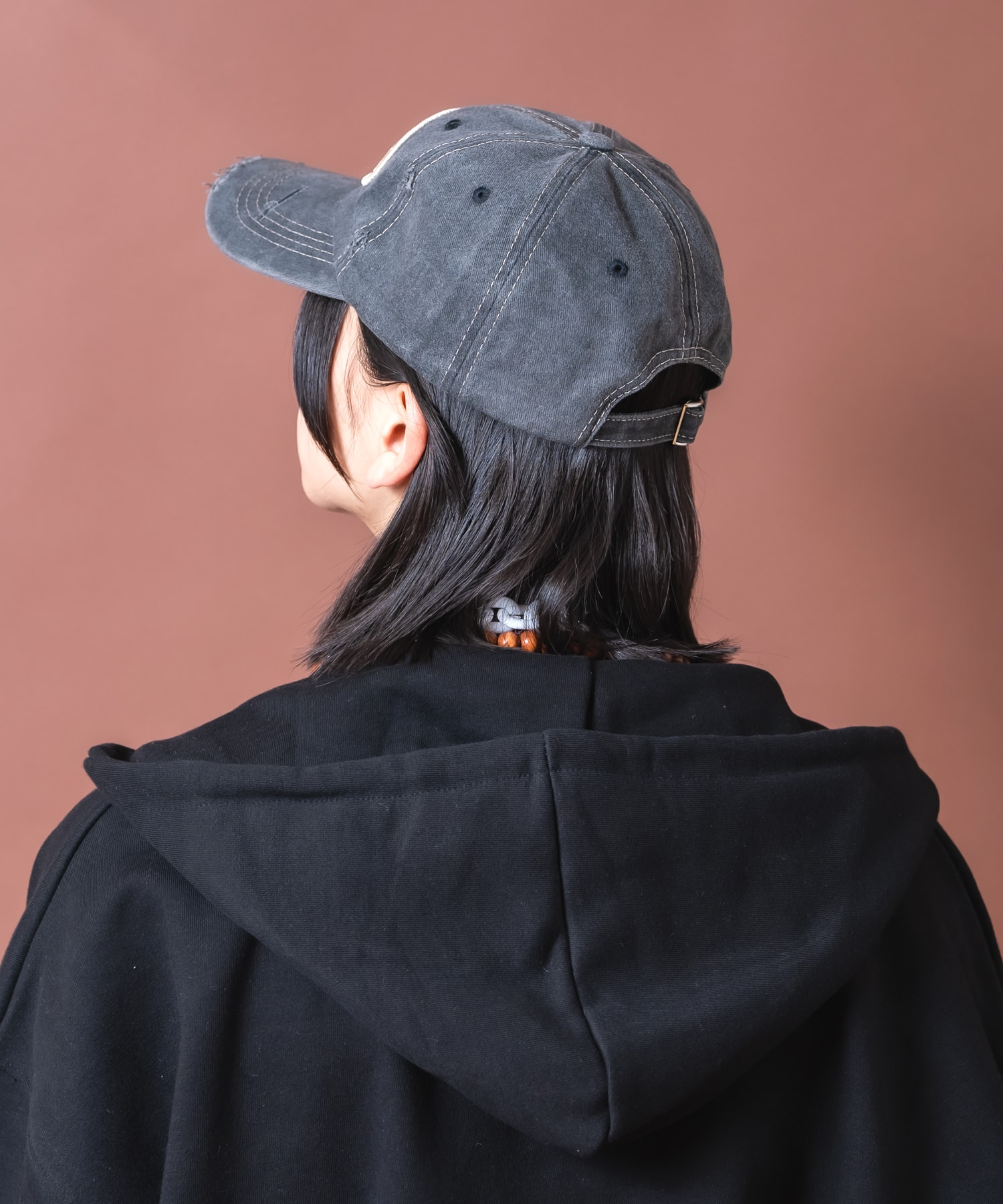 ダメージ＆ピグメントクラシックロゴ刺繍ベースボールキャップ / ユニ