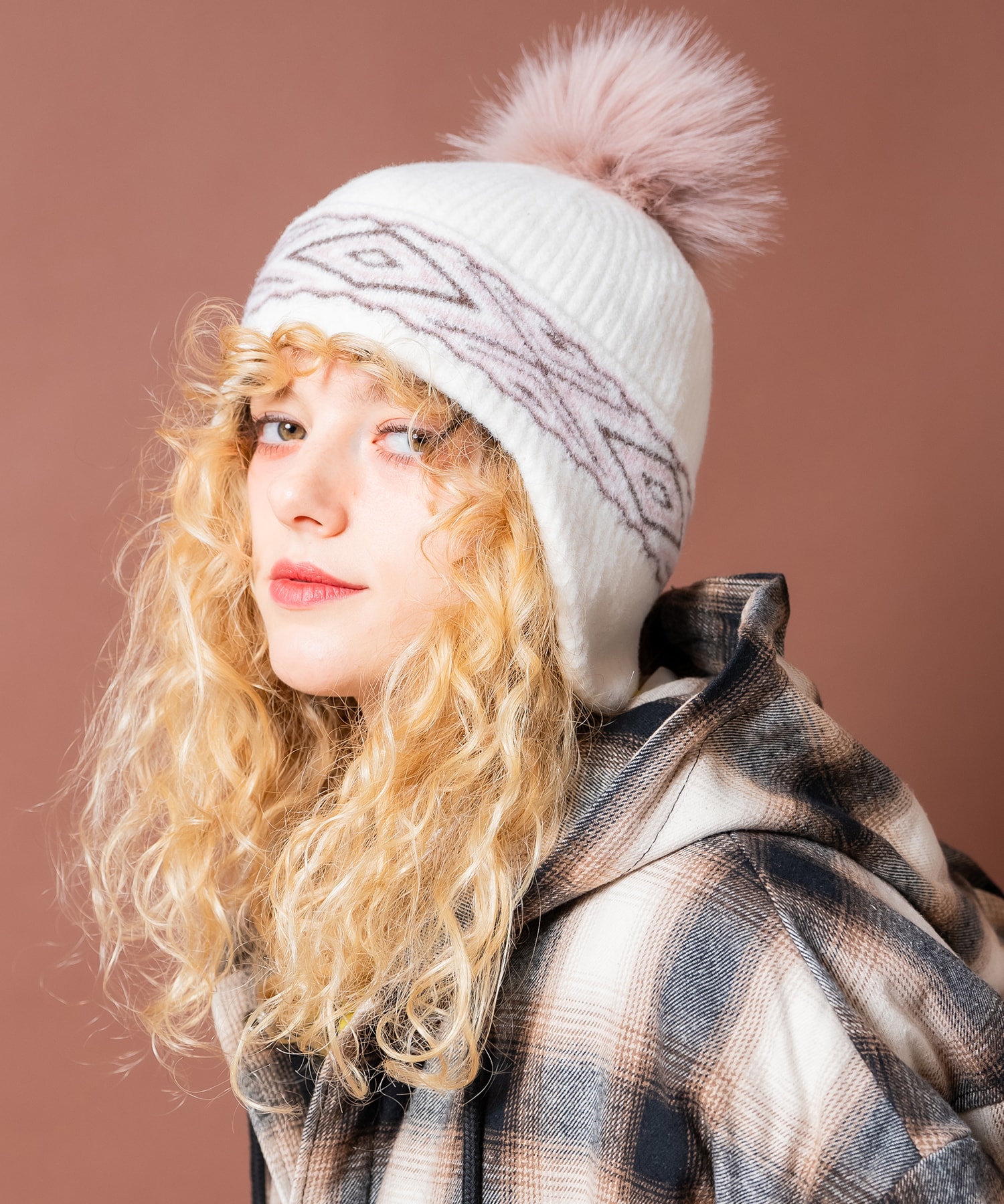 an meets zakka ネイティブ柄ワイドラインイヤーフラップファーボンボンニット帽