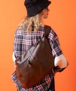 【期間限定 5％OFF】 an meets zakka アンティークタッチ合成皮革ビッグバナナショルダーバッグ