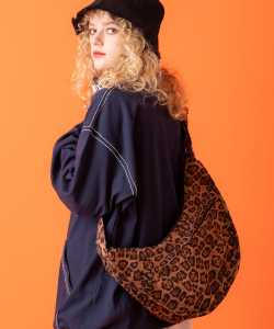 【期間限定 5％OFF】 an meets zakka スエードバナナショルダーバッグ