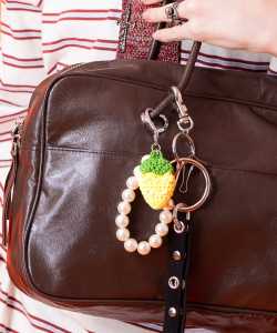 an meets zakka ストロベリー手編みニットチャームパールストラップハート型フックキーホルダー