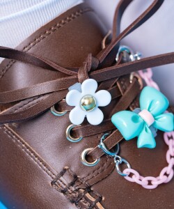 【期間限定 5％OFF】 an meets zakka フラワーシューレースチャーム