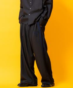 a.p.o.v. マークフェルト刺繍ポイントストライプ柄ワイドラインジャージ