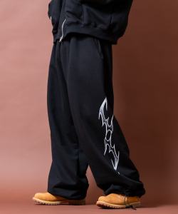 a.p.o.v. サイドゴシックストリートフレイムプリントスーパーワイドスウェットパンツ